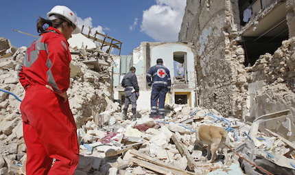20090406 - TEMPERA (L'AQUILA) - CRO : TERREMOTO: UN CENTINAIO MORTI ACCERTATI, MIGLIAIA I FERITI. Un'unita' cinofila impegnata nella ricerca di due corpi sotto le macerie di un edificio crollato a Tempera, in provincia dell'Aquila, a causa del terremoto. ANSA / ALESSANDRO DI MEO / PAL